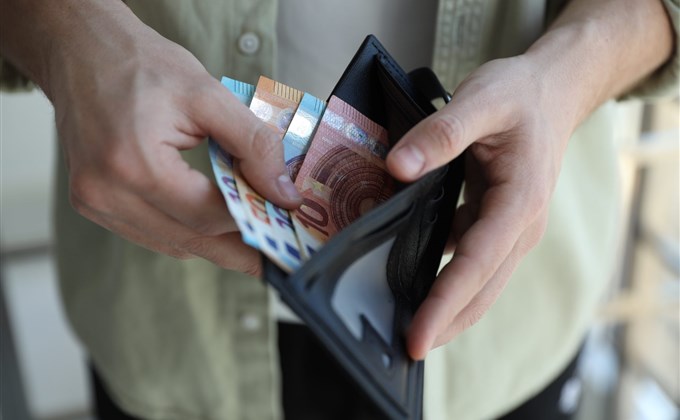 Ile gotówki można mieć przy sobie w samolocie? Limity i zasady